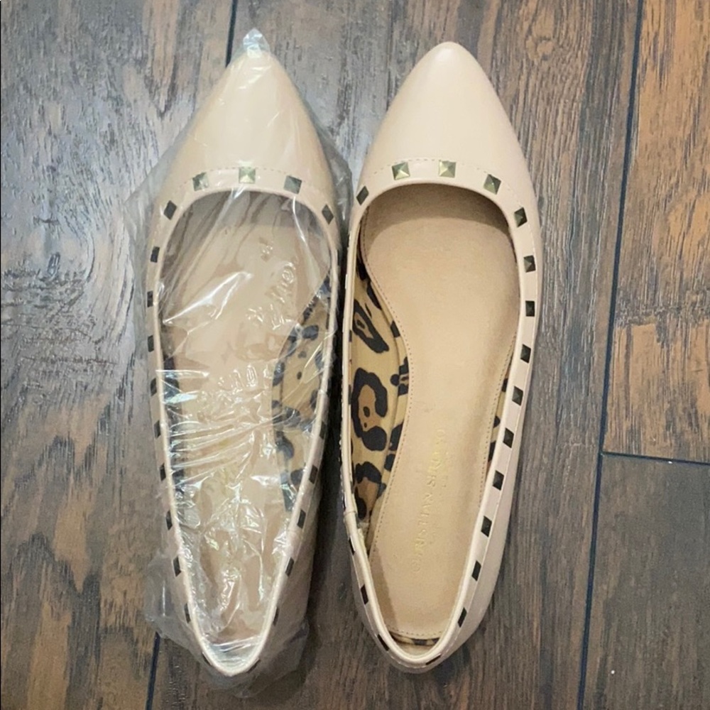 Nude pointed toe flats